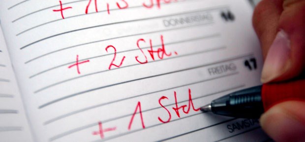 Wann muss der Praxischef zahlen? Jeden Tag ein paar Überstunden: Tarifverträge zum Ausgleich sind für Arbeitgeber bindend.