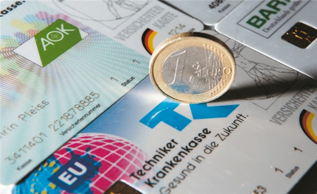 30-Euro-Prämie: Rösler-Pläne entzweien die Koalition Jeder Euro kann gebraucht werden: Der gesetzlichen Krankenversicherung droht im nächsten Jahr ein zweistelliges Milliardendefizit.