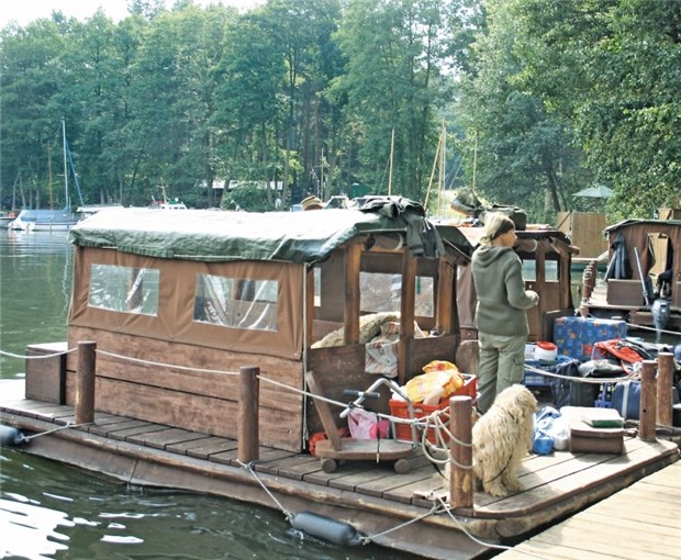 Unterwegs auf Mecklenburgs Seen Jeder Tag ein neues Reise-Abenteuer: Floß-Urlauber an einem Anlegesteg der Seenplatte.