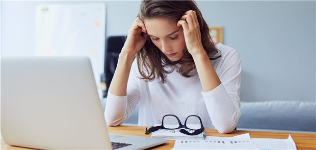 Jeder fünfte Beschäftigte erkrankte an einer Depression Jeder dritte Arbeitnehmer berichtete im Deutschland-Barometer Depression, dass der Verzicht auf den Arbeitsplatz und den Umgang mit Kollegen sich negativ auf das psychische Befinden ausgewirkt habe.