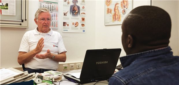 Migranten sollen keine Angst mehr vor Arztbesuch haben müssen Jeder hat ein Recht auf medizinische Versorgung. Hilfsorganisationen kritisieren jedoch melderechtliche Hürden in Deutschland, insbesondere für Menschen ohne Aufenthaltsstatus, die sie nicht akzeptieren wollen.