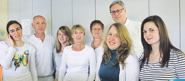 Prellbock Praxisteam Jeder im Team der Praxis hat einen festen Verantwortungsbereich (v.l.): Isabel Bork, Dr. Karl Heinz Baumgartl, Melanie Beck, Irmtraut Hamann, Dr. Heide Fröhner, Melanie Irmscher, Dr. Ulrich Ehrle, Alexandra Kast.
