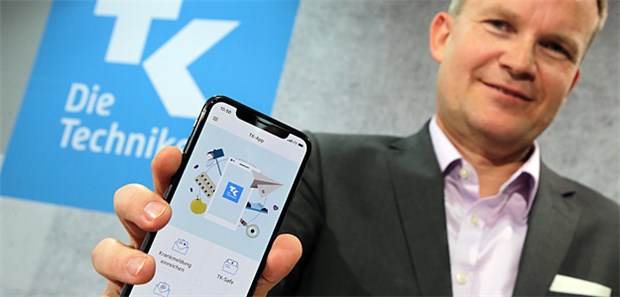 Bei der TK ist der Patient Herr seiner Daten Jens Baas, Vorsitzender des Vorstands der Techniker Krankenkasse, präsentiert eine App zum Start einer ersten "Elektronischen Gesundheitsakte".