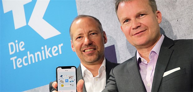 TK-Versicherte erhalten E-Akte Jens Baas (r), Vorsitzender des Vorstands der Techniker Krankenkasse, und Matthias Hartmann, Geschäftsführer IBM Deutschland, präsentieren eine App zum Start einer ersten "Elektronischen Gesundheitsakte".