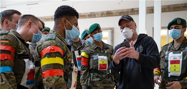 Corona-Warn-App soll Ende der Osterferien kommen Jens Göther (2.v.r.) vom Heinrich-Hertz-Instituts erklärt Soldaten der Bundeswehr einen Versuchsablauf. Die Soldaten haben in Zusammenarbeit mit dem Fraunhofer-Institut eine COVID-19-Tracking App getestet.