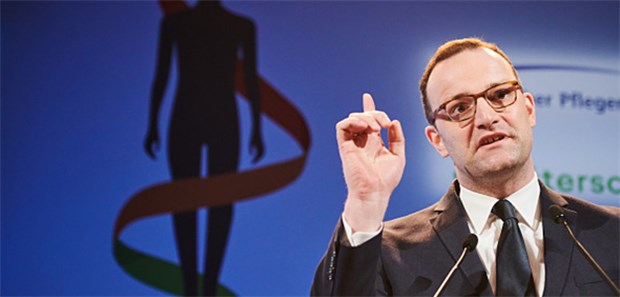 Spahn will mit ausländischen Pflegekräften Personalmangel begegnen Jens Spahn: Bei der Anerkennung von Abschlüssen für Pflegekräfte und Ärzte muss Deutschland schneller werden.