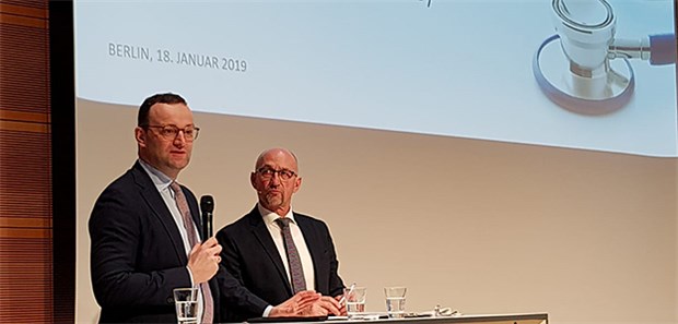 Spahn im Dialog mit den Ärzten Jens Spahn (CDU), Bundesgesundheitsminister hat sich heute zusammen mit Vertretern der Ärzteschaft in großer Diskussionsrunde mit dem Thema TSVG und Sprechstundenzeiten auseinandergesetzt. Moderiert wurde die Veranstaltung von Wolfgang van den Bergh, Chefredakteur der "Ärzte Zeitung".