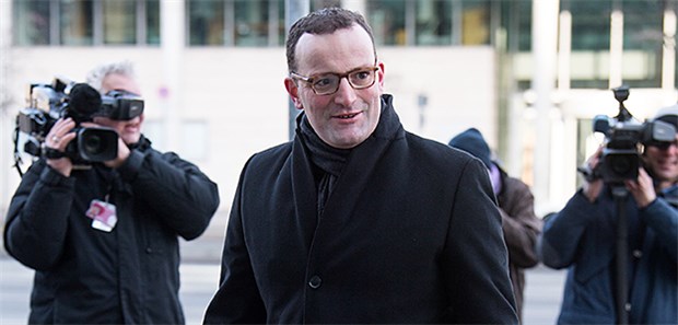 Spahn soll Gesundheitsminister werden Jens Spahn (CDU) am Sonntag auf dem Weg ins Konrad-Adenauer-Haus. Angela Merkel möchte ihn als neuen Gesundheitsminister im Kabinett einer künftigen Regierung.