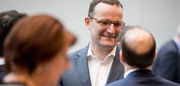 Spahn zeigt sich kompromissbereit Jens Spahn (Mitte) hat Gesprächsbereitschaft signalisiert.