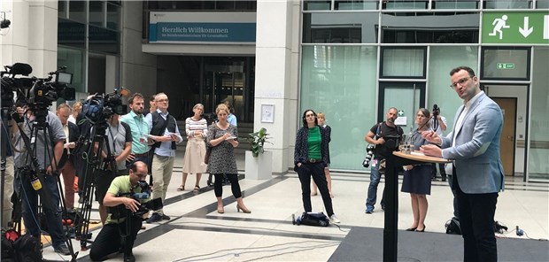 Die Notfall-Probleme „an der Wurzel packen“ Jens Spahn am Montag im Foyer des Gesundheitsministeriums.