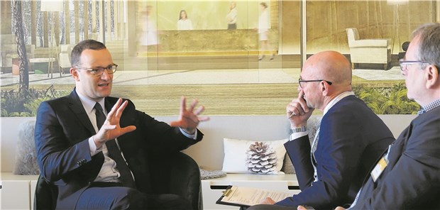 "Wartezeiten sind nicht nur gefühlt!" Jens Spahn im Gespräch mit Chefredakteur Wolfgang van den Bergh und Hauptstadtkorrespondent Anno Fricke (v.l.).