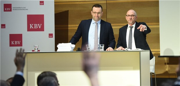 TSVG-Dialog mit offenem Ende Jens Spahn voll konzentriert auf die nächste Frage. Wolfgang van den Bergh, Chefredakteur der „Ärzte Zeitung“, leitete die von der KBV organisierte Dialog-Veranstaltung am Freitag in Berlin.