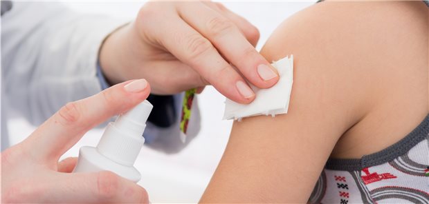 BioNTech/Pfizer wollen dritte Impfdosis bei kleinen Kindern prüfen Jetzt folgt der Pieks: Wie viele Impfungen und welche Dosierung einer mRNA-Vakzine sind bei Kindern für einen optimalen Impfschutz nötig?