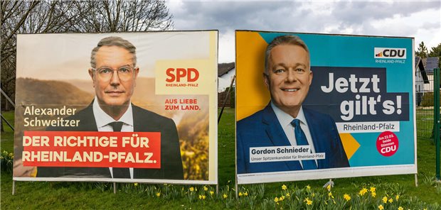 Großflächen-Wahlplakate der SPD mit Ministerpräsident Alexander Schweitzer (links) und der CDU mit Spitzenkandidat Gordon Schnieder (rechts) zur Landtagswahl in Rheinland-Pfalz.