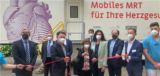 Brandenburg: Mit einem LKW-Trailer gegen Herzschwäche Jetzt kann es losgehen: Landesgesundheitsministerin Ursula Nonnemacher (M.) war bei der Übergabe des mobilen MRT in Templin vor Ort.