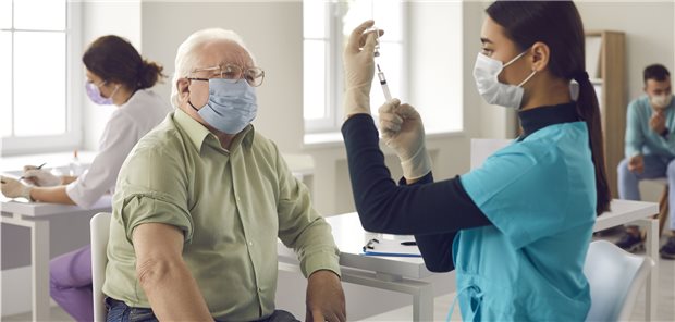 Jetzt möglichst viele Risikopatienten schützen: Das sollte nach Ansicht der DGfI vordringliches Ziel bei den Maßnahmen gegen die Pandemie sein (Symbolbild).