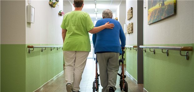 Jobmotor Altenpflege: Nach Angaben der Bundesagentur für Arbeit arbeiteten im September des vergangenen Jahres rund 49.400 mehr Menschen in der Altenpflege als im Vergleichsmonat 2020.