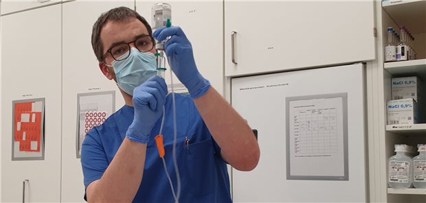 „Jetzt die Katastrophenmedizin ein Stück weit zurückfahren“ Jobwechsel in den Osterferien: Grünenpolitiker Andreas Krahl bei seinem Einsatz auf der Intensivstation.