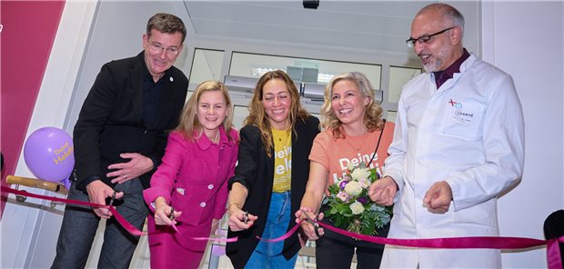 Weniger Klinikatmosphäre in der Chemoambulanz der Charité Jochen Brinkmann, Leitung der Abteilung Bau in der Charite, Astrid Lurati, Vorstand Finanzen und Infrastruktur, Tina Müller, Gründerin der Krebstherapieambulanz-Initiative „Rosi“, Jessica Olschewski, Klinikmanangerin der Klinik für Gynäkologie und Jalid Sehouli, Direktor der Klinik für Gynäkologie durchschneiden das Band bei der Eröffnung der Krebstherapieambulanz „Rosi“ in der Charite.