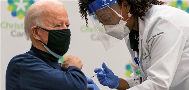 Was Joe Biden als Erstes anpacken will Joe Biden erhält seine erste Corona-Impfung von Krankenschwester Tabe Mase im Christiana Hospital in Newark, Delaware.