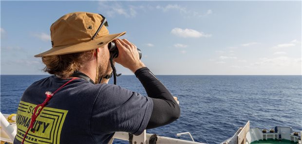 Seenotretter Schmid: „So viele ertrinken im Mittelmeer und so wenige Menschen juckt‘s“ Jörg Schmid beim Look-out auf der Humanity 1.