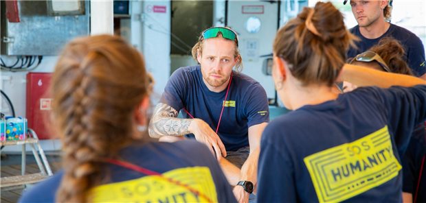 Als Arzt Seenotretter im Mittelmeer – wie geht das, Jörg Schmid? Jörg Schmid mit einigen Crew-Mitgliedern an Bord der Humanity 1.