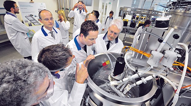 Sanofi setzt in Höchst auf Biopharmazeutika Jörg-Uwe Hahn (rechts, Hessens Stellvertretender Ministerpräsident), bei der Eröffnung der Zellkulturanlage von Sanofi.
