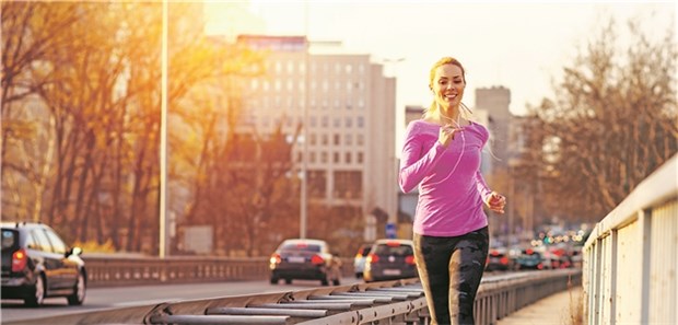 Sport entlang der Straße schlägt aufs Herz Joggen an einer vielbefahrene n Straße: Hier lauern viel Feinstaub und Rußpartikel.
