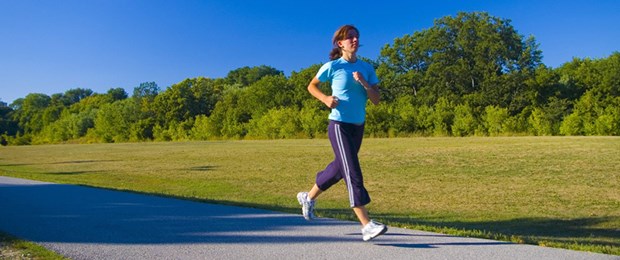Wer regelmäßig joggt, lebt länger Joggen: gut fürs Herz.