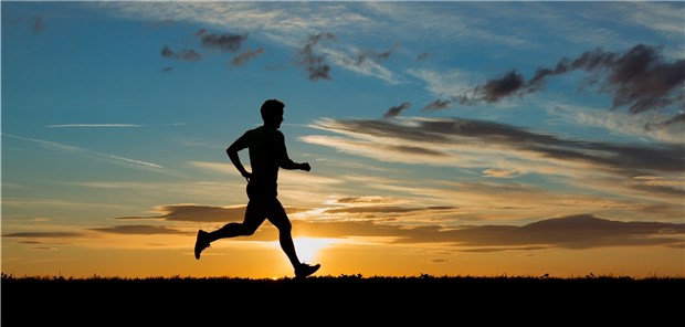 Jogger im Sonnenuntergang: Wer maßvoll joggt, lebt länger, so eine Studie.