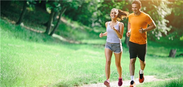Lockdown beflügelt Aktienkurse der Sportartikelhersteller Jogging in der Natur findet immer mehr Anhänger und beschert den Produzenten von Sportkleidung reichlich Zuwächse (Symbolbild).