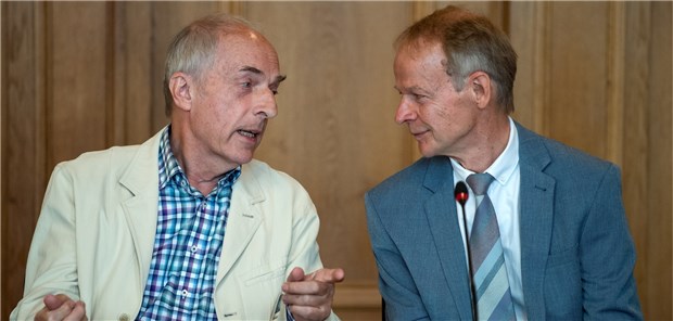 Sterbehilfe-Urteil stößt bei Ärzteverbänden auf Bedenken Johann Friedrich Spittler (l) und Christoph Turowski, Ärzte aus Hamburg und Berlin, unterhalten sich vor Gericht: Der Bundesgerichtshof hat in Leipzig über die Revision gegen die Freisprüche der beiden Ärzte verhandelt.