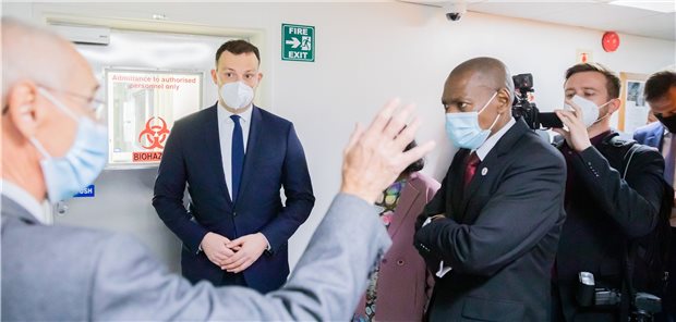 Spahns Dienstreise zu anderen Impf-Problemen Johannesburg: Bundesgesundheitsminister Jens Spahn( 2.v.l), und Zweli Mkhize (2.v.r), Gesundheitsminister von Südafrika, lassen sich bei einem Besuch des „National Institute for Communicable Diseases (NICD)“ ein Hochsicherheitslabor erläutern. Auf Wunsch von Bundeskanzlerin Merkel ist Spahn parallel zum Staatsbesuch des französischen Präsidenten Macron nach Südafrika gereist, um zusammen mit Frankreich den Aufbau einer eigenen Impfstoffproduktion in Afrika zu unterstützen.