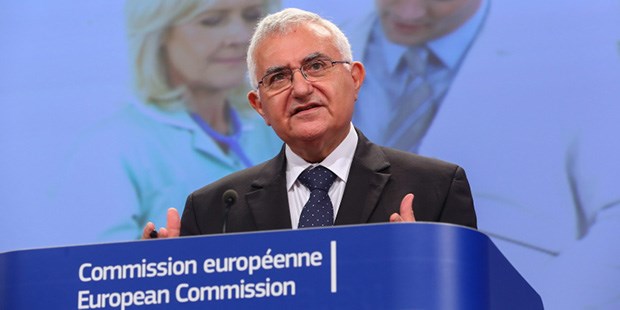 Reformpaket für mehr klinische Arzneistudien John Dalli, EU-Kommissar für Gesundheit und Verbraucherschutz, bei der Vorstellung der Pläne zu den klinischen Arzneistudien in Brüssel.