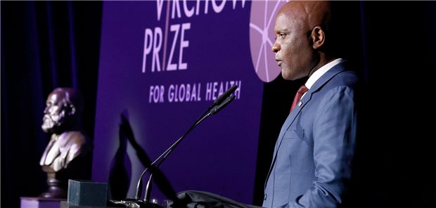 Virchow-Preis erstmals verliehen John N. Nkengasong spricht bei der Verleihung des Virchow-Preis 2022. Er erhält den Virchow-Preis für Globale Gesundheit für seine Verdienste in der Erforschung von Viruserkrankungen sowie für den Aufbau wichtiger internationaler Gesundheitsorganisationen.