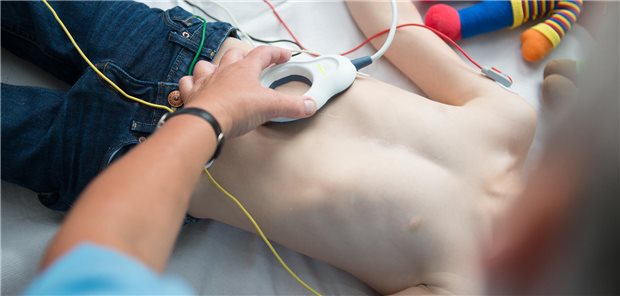 Junge wird am Bauch untersucht.