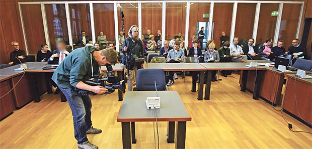 'Angeklagter spielt Gott' Journalisten und Zuschauer am Montag im Gerichtssaal im Göttinger Landgericht.