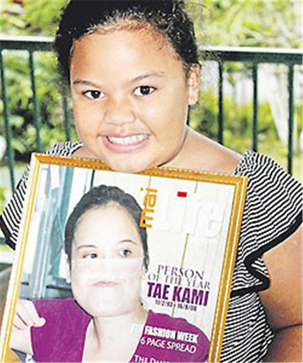 Das beeindruckende Vermächtnis von Tae Kami Joy Kami (8) mit einem Foto ihrer gestorbenen Schwester Tae.