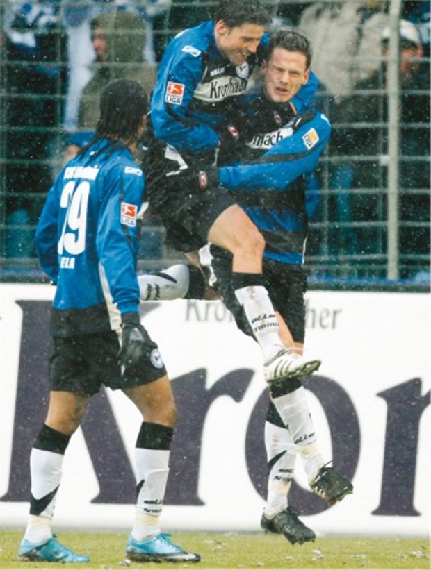Geld aus der Klinik für klamme Arminia Jubel bei Arminia Bielefeld: Der Club will zurück in die Bundesliga, und die Vereinsführung startet eine ungewöhnliche Kooperation mit einer Klinik. ©dpa
