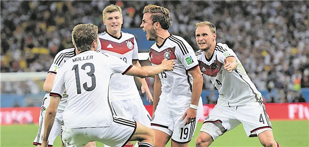 Deutschland will den fünften WM-Titel Jubel ohne Ende, Sekunden nach dem spektakulären Siegtor von Mario Götze (2. v.r.): im WM-Endspiel gegen Argentinien vor vier Jahren. Mit ihm freuen sich (v.l.) Thomas Müller, Toni Kroos und Benedikt Höwedes.