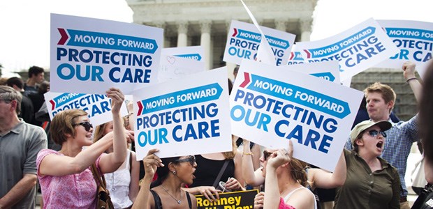Der Kampf um "Obamacare" geht weiter Jubel vor dem Supreme Court in Washington für das "Obamacare"-Urteil.