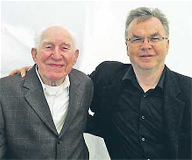 Auf dem Land - da ist der Hausarzt noch wer Jubiläumsfeier mit einem Patienten aus den Anfangstagen seiner Niederlassung: Seit 20 Jahren hat Hartmut Kuske (r.) eine eigene Praxis in Schönow.