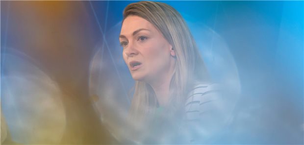 Judith Gerlach (CSU), Ministerin für Gesundheit in Bayern, hat Pläne für eine Erweiterung der Vorsorgeuntersuchungen für Mädchen. Allein für Bayern kann sie diese allerdings nicht umsetzen. (Archivbild aus einer Pressekonferenz Mitte April)