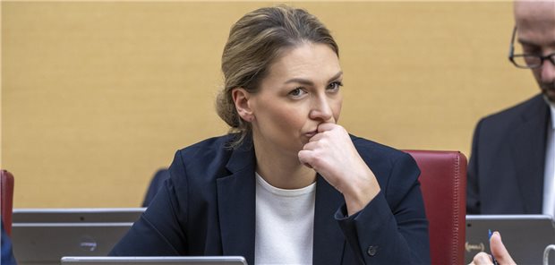 Doch wieder schöne Weihnachten für investorengeführte MVZ? Judith Gerlach, Ministerin für Gesundheit in Bayern, mahnt Bundesgesundheitsminister Lauterbach zum Handeln in Sachen MVZ.