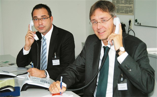 "Schmähkritik ist bei unserem Portal ausgeschlossen" Jürgen Graalmann von der AOK und Dr. Sebastian Schmidt-Kaehler stellten sich am Telefon den Fragen der Leser der "Ärzte Zeitung".