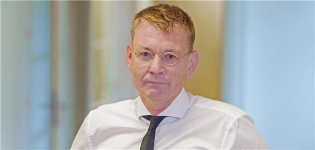 IT-Schaden an Uniklinik nach Hackerangriff „immens“ Jürgen Graf, Ärztlicher Direktor und Vorstandsvorsitzender des Universitätsklinikums Frankfurt, steht in der Vorstandsetage des Klinikums. Nach dem Hackerangriff gibt es im Frankfurter Uniklinikum derzeit „rote“ und „grüne“ Rechner. Die rot gekennzeichneten Computer dürfen nur innerhalb des Hauses benutzt werden, die mit dem grünen Aufkleber können nach draußen kommunizieren.