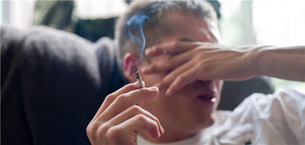 Cannabis-Legalisierung: Zwei Drittel der Eltern sorgen sich um ihre Kinder Jugendliche Kiffer: Davor sorgen sich viele Eltern im Zuge der Cannabis-Freigabe für Erwachsene
