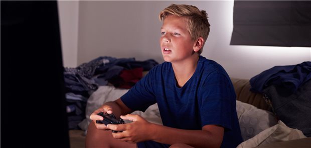 Jugendliche, die mehrere Stunden täglich auf einen Bildschirm schauen, haben wohl häufiger Kopfschmerzen.