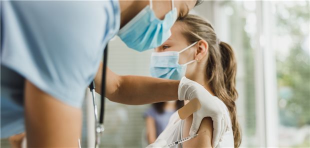 Jugendliche dürfen selbst entscheiden, ob sie sich gegen Corona impfen lassen möchte. Eltern, die das ihren Kinder verbieten wollen, können die Gerichte zumindest teilweise das Sorgerecht entziehen.
