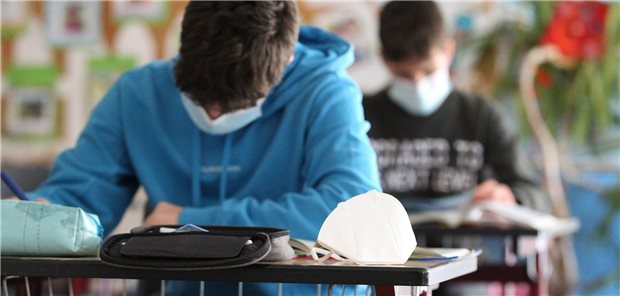 Jugendliche in der Schule: Die Furcht vor einer COVID-Infektion mag verständlich sein, schaltet aber nicht die Schulpflicht aus, so ein Gericht. Einen „Anspruch auf einen absoluten Ausschluss einer Infektion mit diesem Virus“ gebe es nicht.

